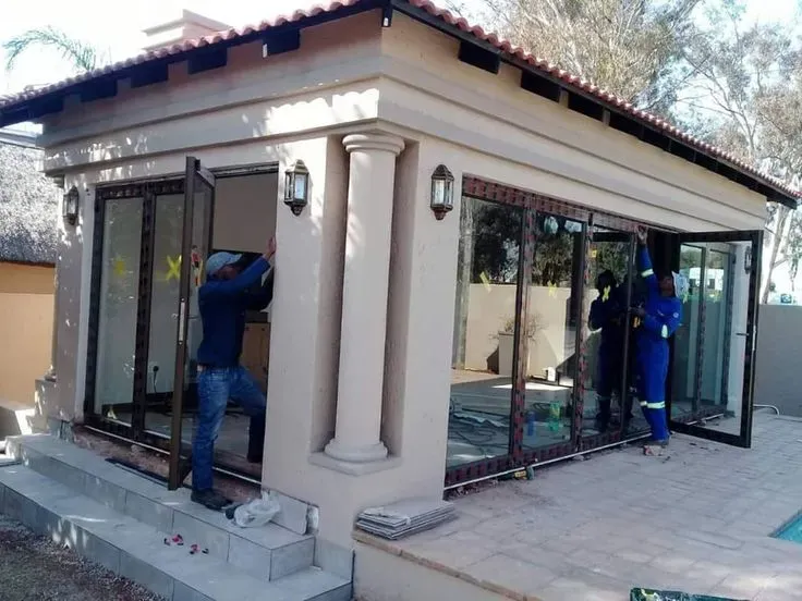 بناء مجلس خارجي مودرن بالحوش – تصميم أنيق يضيف قيمة وجمالًا للمنازل